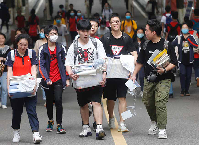 Parents Surprised Their Children after the National College Entrance Examination