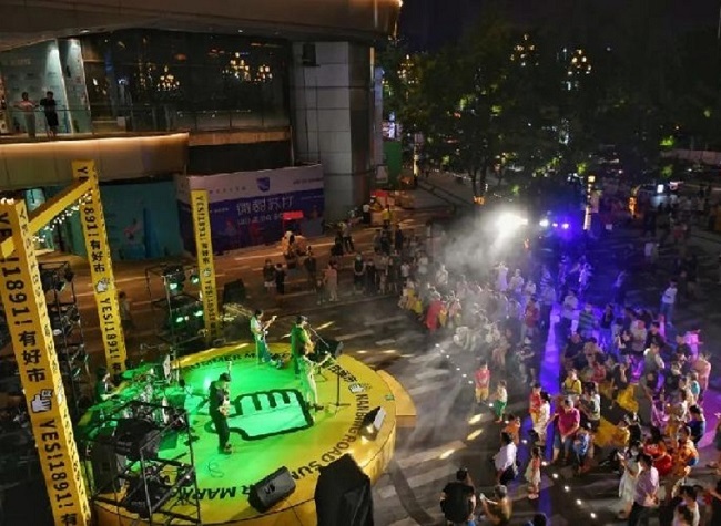 Come and Eat at Chongqing Nanbin Road Night Market!