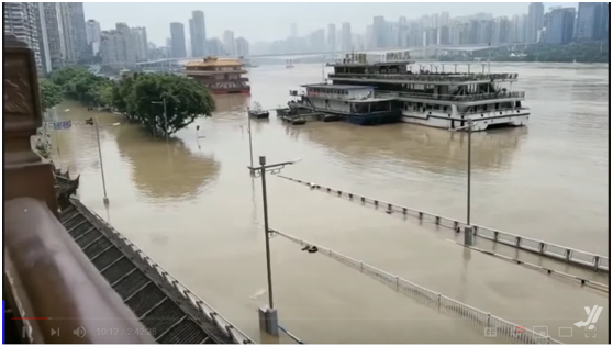 (Chongqing in flood: Streets in front of Hongyadong)