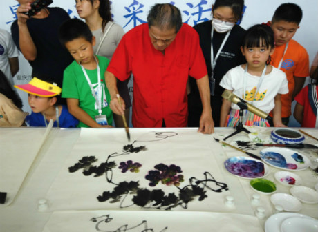 Renowned Master Fang Fengfu Shares Decades of Grape Painting Experience