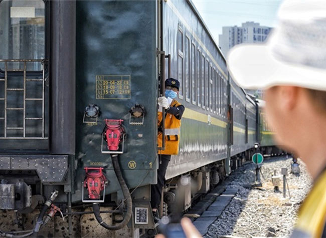 People Continue to Work in Chongqing under Hot Weather