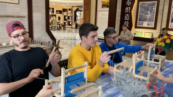 YouTubers Experience Peaceful and Traditional Life in Rongchang