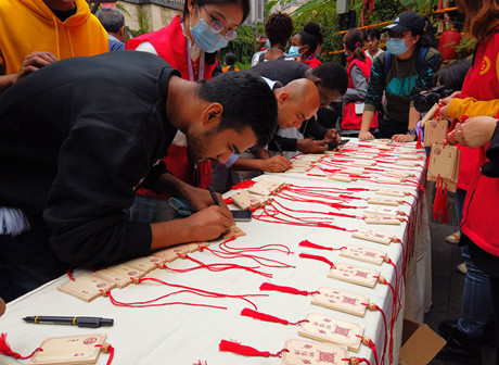 Foreign Guests Learn Traditional Culture at Mid-Autumn and National Day Event with Laowai @Chongqing