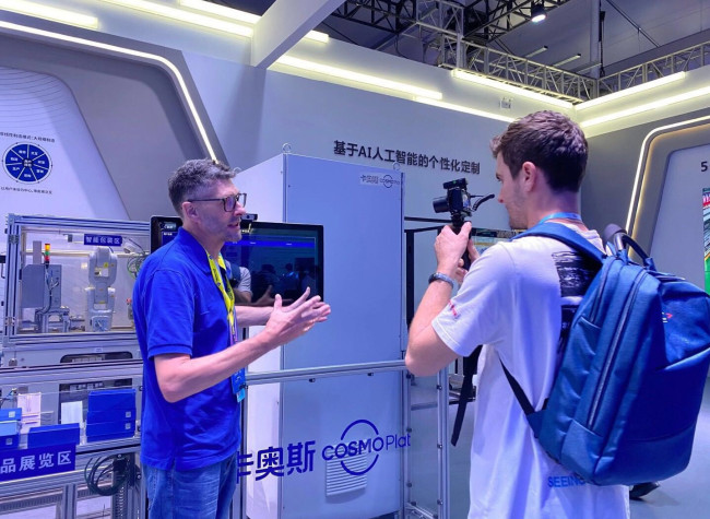 YouTubers Experience A Perfect Fusion of Technology and Tradition in Chongqing