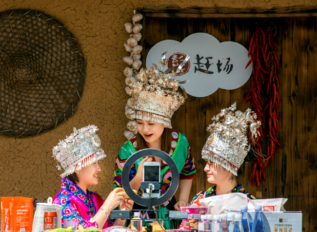 Rural Tourism, Compulsory Education Contribute to Pengshui's Poverty Alleviation