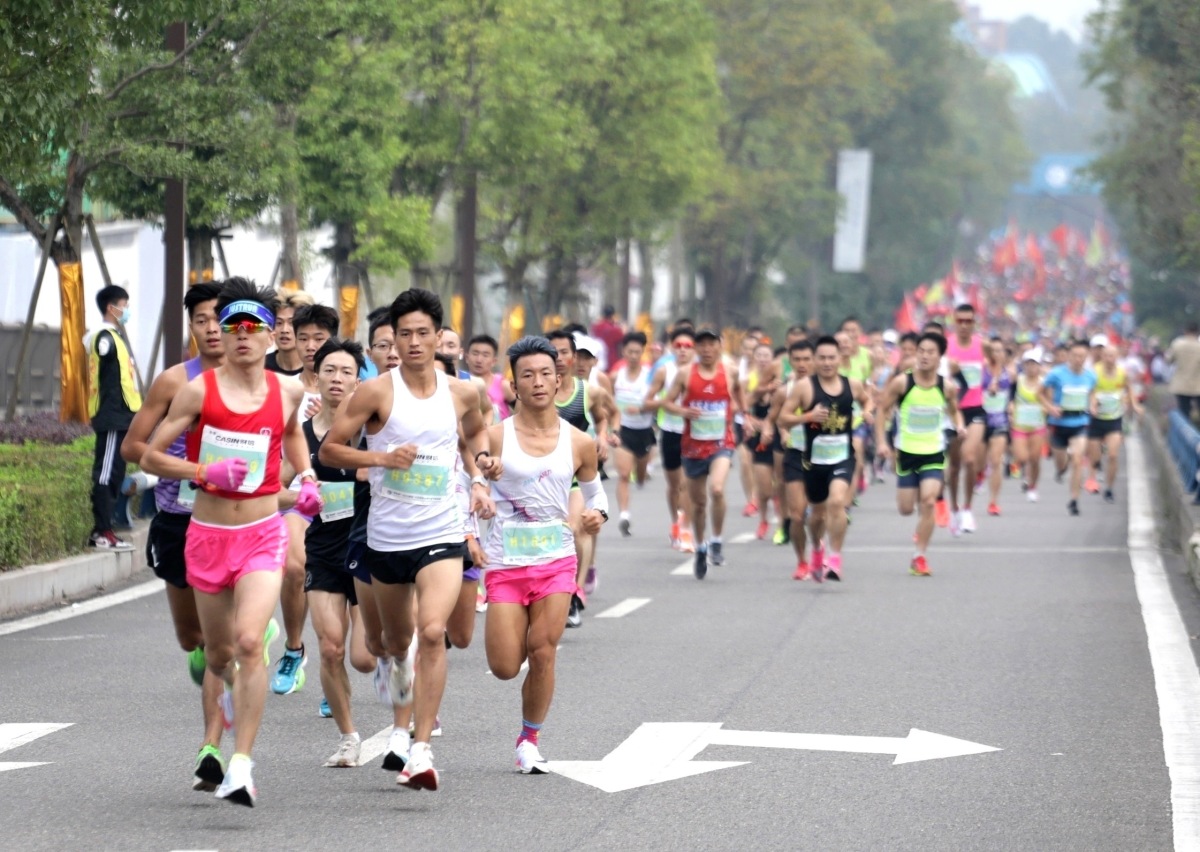 Marathon participants ran around the Longshui Lake.