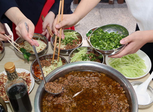 Chongqing Film Director Zhang Yibai Recommends Chongqing Delicacies