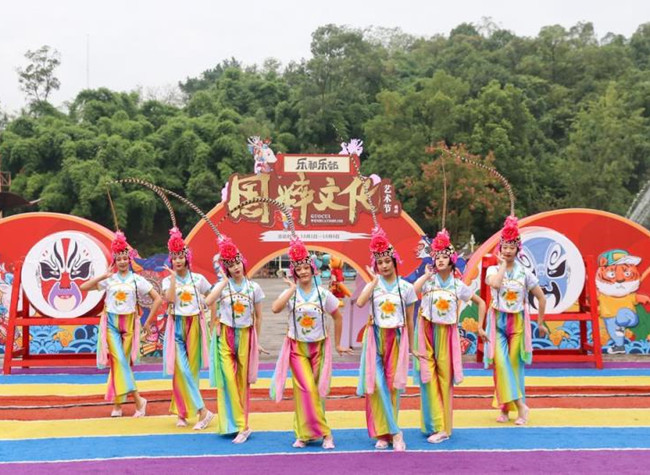 Say Hello to Wild Animals in Chongqing by A Car during the Double Festivals!