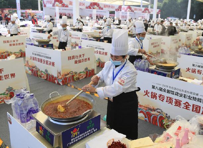 130 Participants Show Skills at the 3rd China Hot Pot Skill Competition