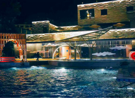 Southern Hot Spring Resort Entices Overseas Guests in Famous Scenic Area