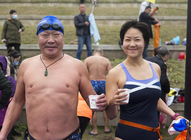 Over 200 Swimmers Challenged the Cold Yulin River with Heart Afire