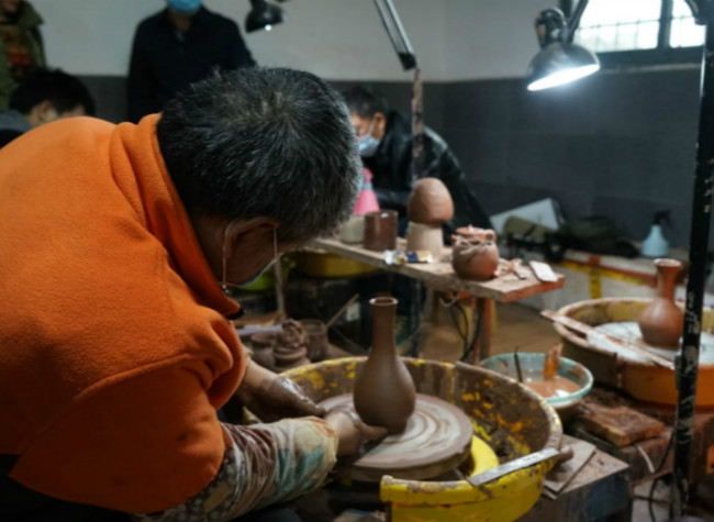 Foreign Journalists Bask in the Charm of China's Intangible Cultural Heritage