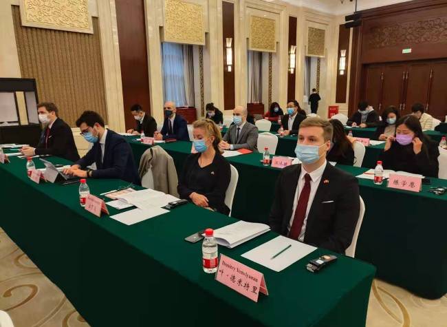 Foreign Diplomats Watch Live of the Chongqing Two Sessions Opening