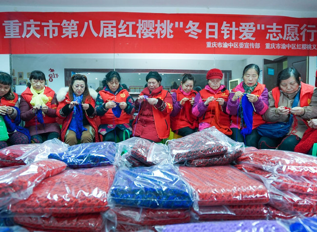 Volunteers Knitted Scarves and Gloves for Children in Mountain
