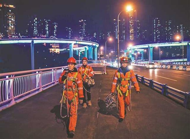 Salute to Them: The Night Watchman of Chongqing