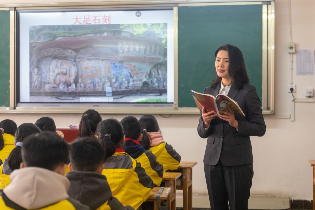 The history teacher at Chongqing Dazu Middle School is teaching students about the history of Dazu Rock Carvings.