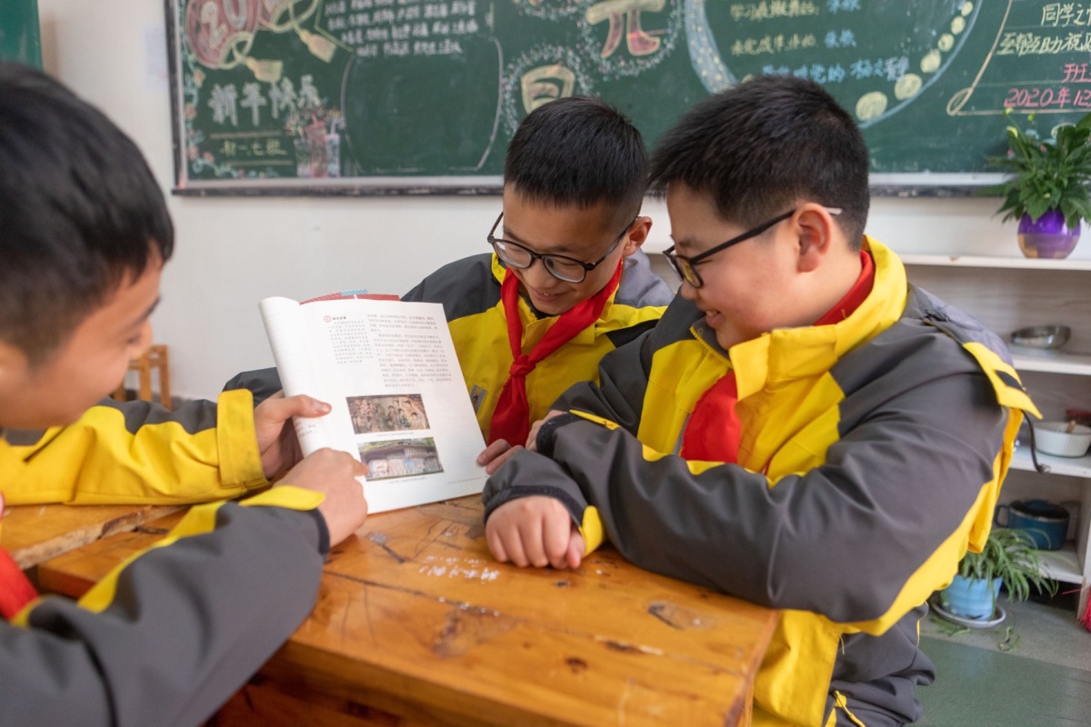 Students at Chongqing Dazu Middle School are discussing the new content on Dazu Stone Carvings in the history textbook.