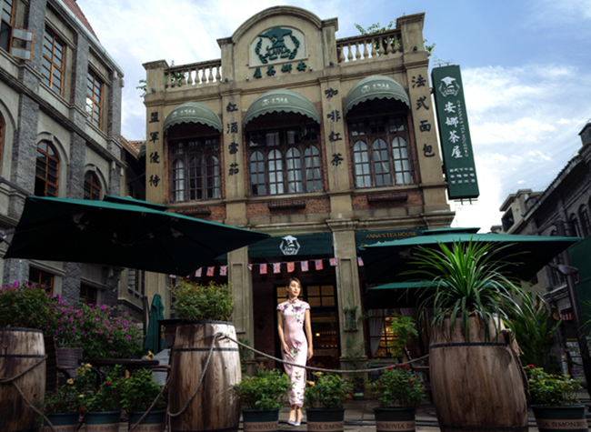 Elegant Hanfu Models Descend on Liangjiang Movie City Trends Festival