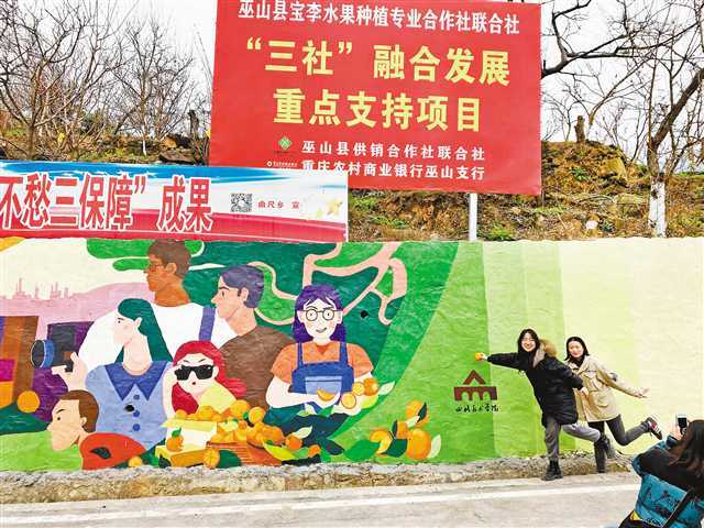 These murals are colorful and fantastic, becoming a unique cultural logo of Ganyuan Village.