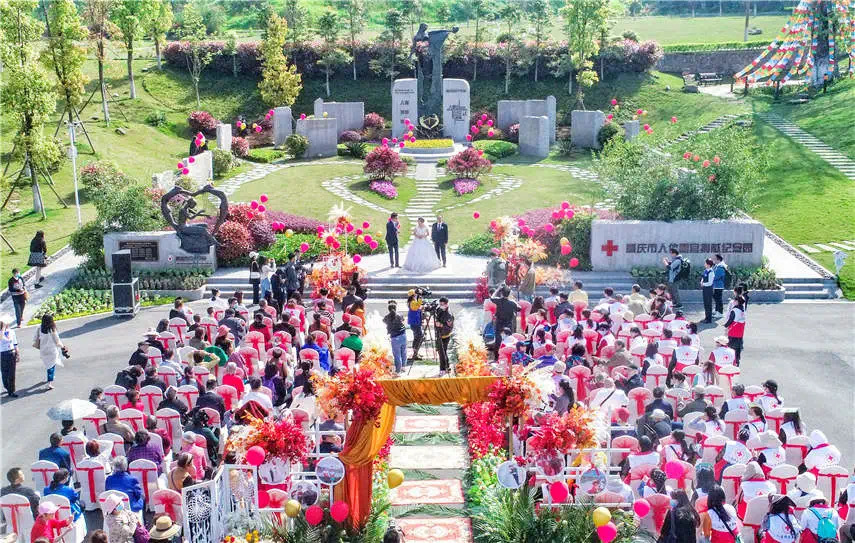 The wedding was held at Chongqing Municipal Human Organs Donation Memorial Park. Photo by Luojia