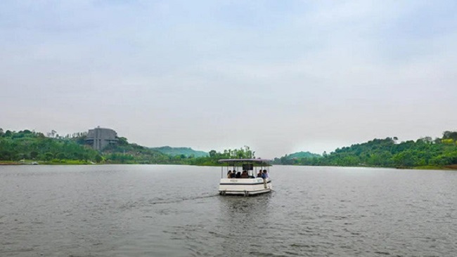 China's First L4 Self-Driving Cruise Ship Debuts in Chongqing
