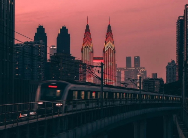 Chongqing Rail Transit, More Than Just House-Crossing At Liziba Station