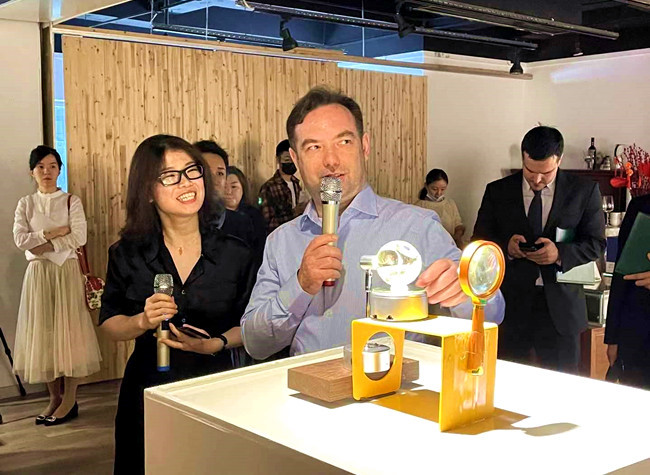 Foreign Consuls, Art Lovers Attend Zoltan Viczan Solo Exhibition in SW China