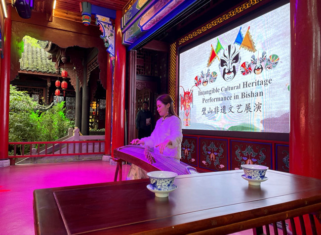 Overseas Consular Staff Amazed by Intangible Cultural Heritage at Bishan Xiu Lake