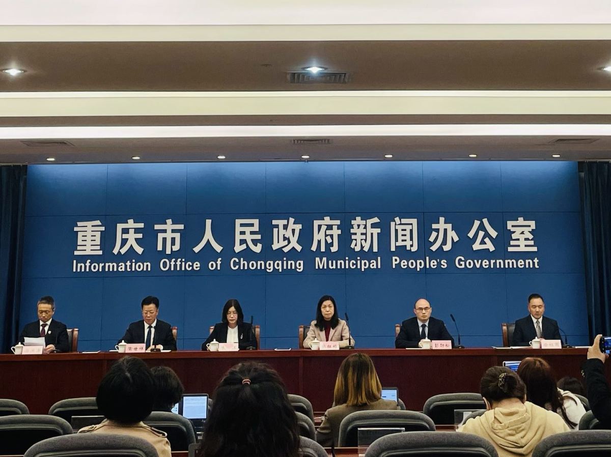 Zhu Jiang (Left 3), the chief economist of the Chongqing Municipal Commission of Development and Reform attended the press confernce and introduced Chongqing's next plan in optimizing business environment. (Photo / Wang Jieyu)