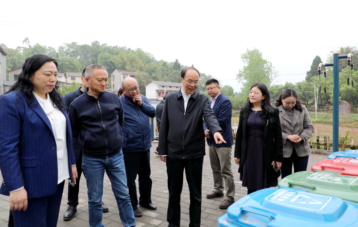 Li said garbage sorting is a vital project concerning the improvement of people's living environment. 