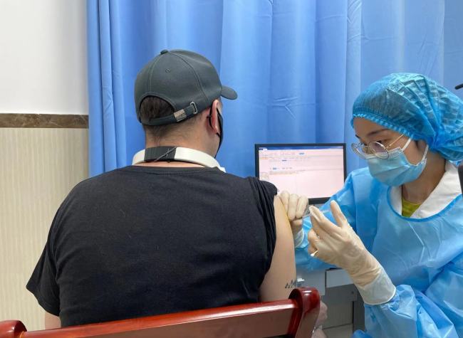 Canadian Author Jorah Kai's First Sinopharm COVID-19 Vaccine Experience Livestreamed by Xinhua News