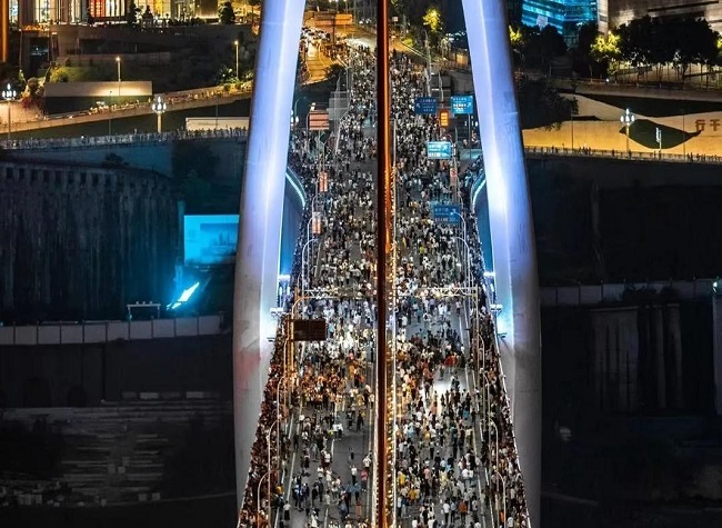 Photo story: how Chongqing treats its fans during holiday?