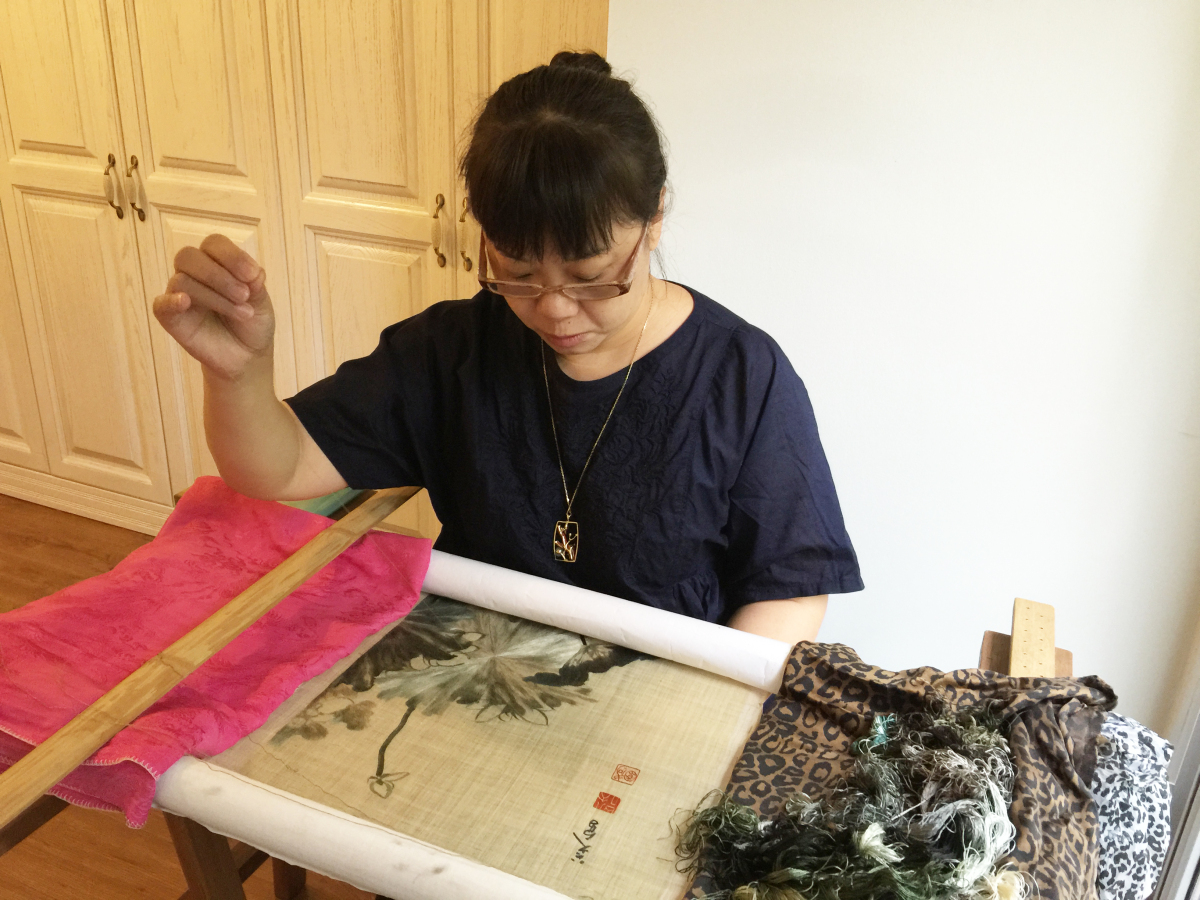 Huang Min is creating Shu embroidery on a piece of Xia Bu