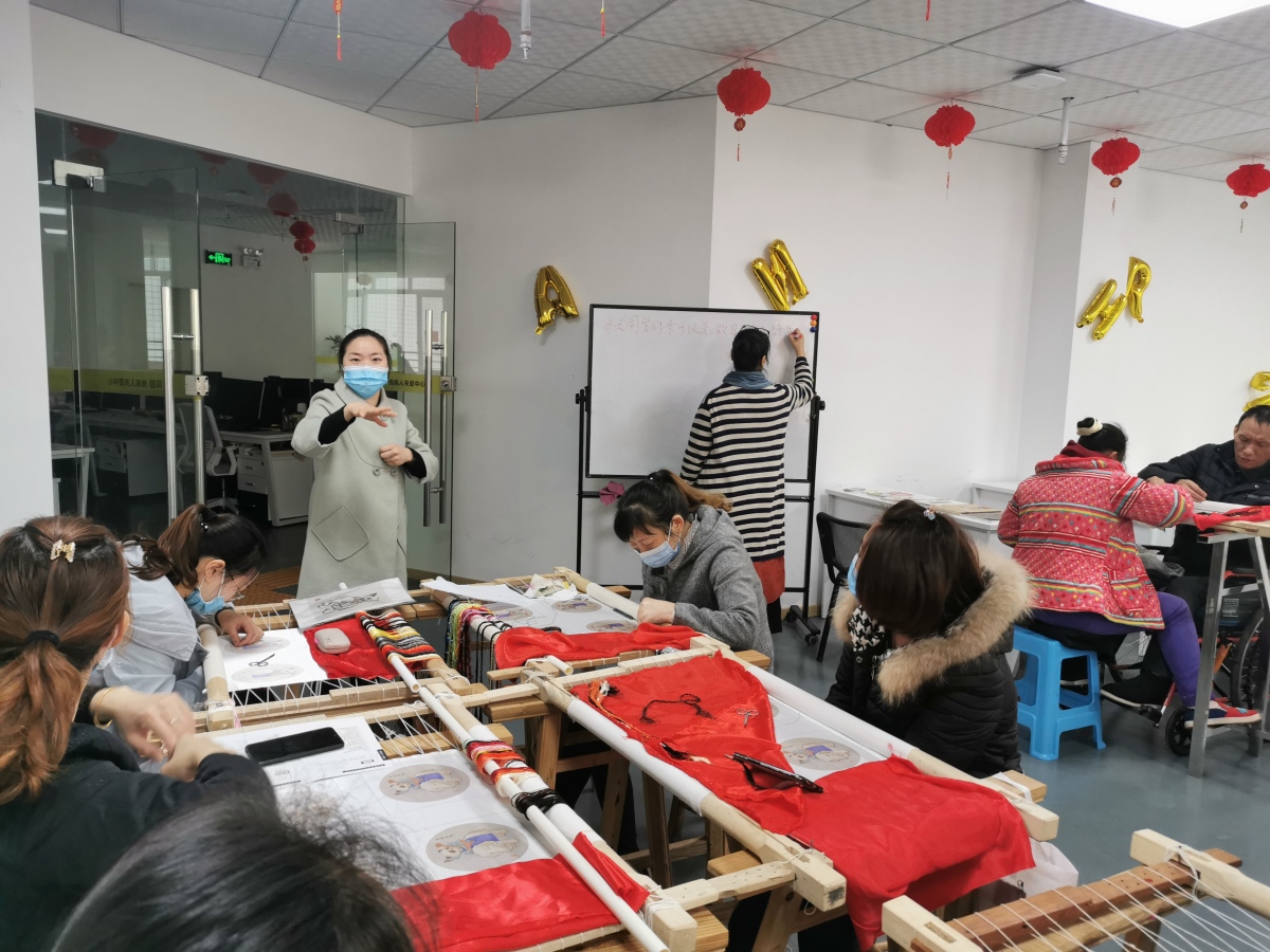 Huang Min is giving lecture to her students. It's also a way to inherit the Shu embroidery.