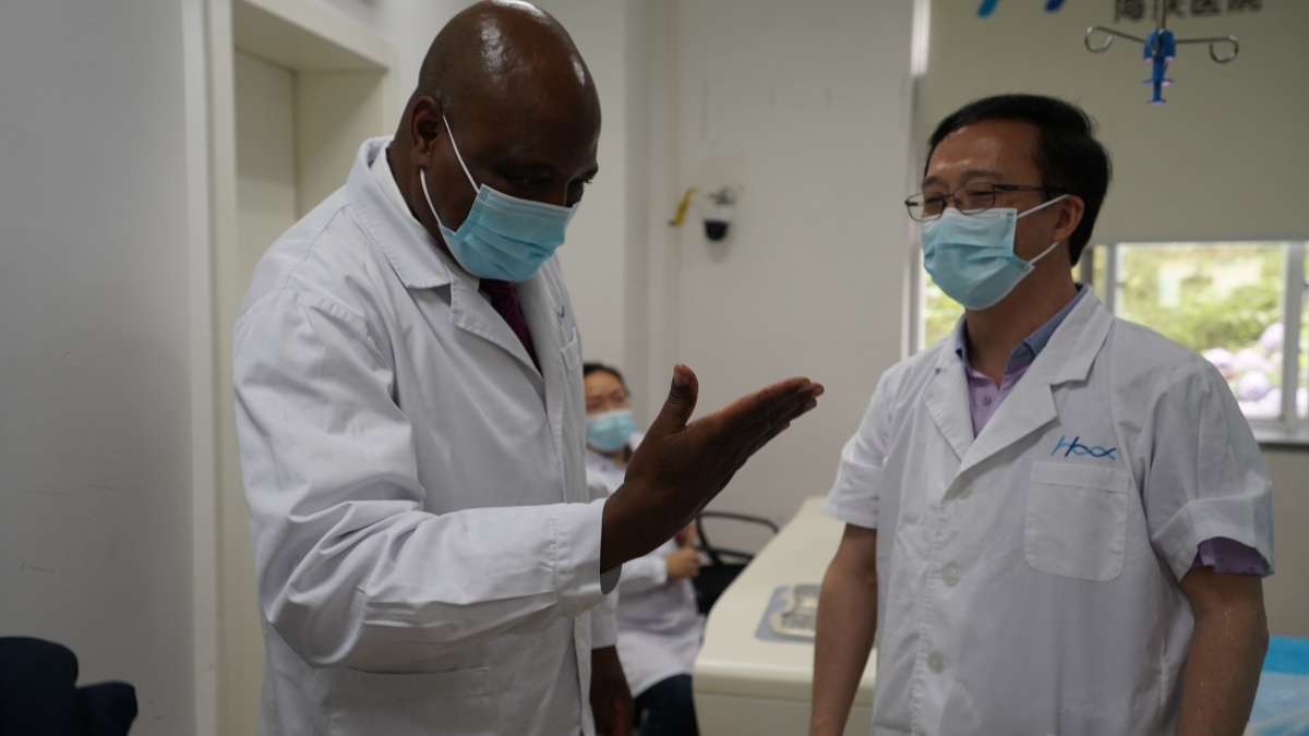 Dr. Muzaza was learning from Zhang Lian, director of Chongqing Haifu Medical