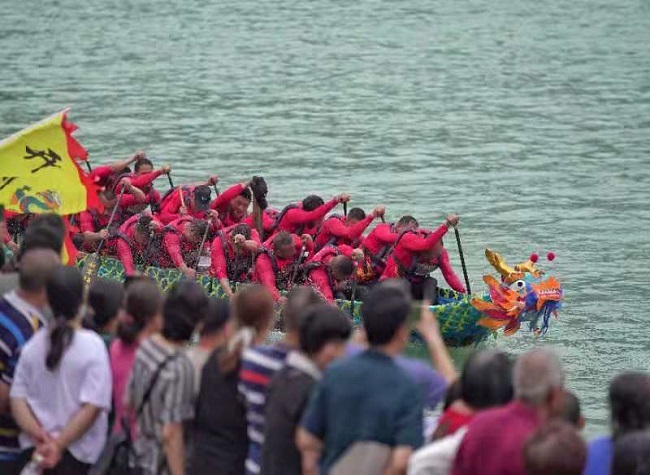 8 Teams Competed in the 1st Three Gorges ICH Dragon Boat Racing