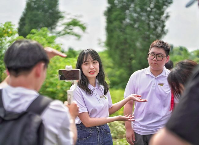 Hong Kong, Macao Youth Experience the Magical Uses of Mugwort in Tongliang