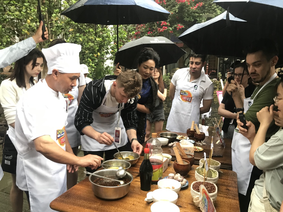 Foreigners were learning to make the Hanlin Rabbit.(Photo by Bishan District)