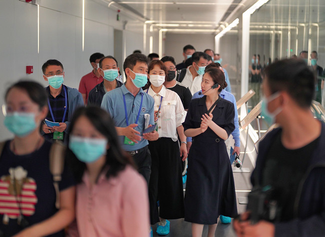 Experiencing Chongqing, Foreign Media Tour Shows Journalists a Brand New Mountain City