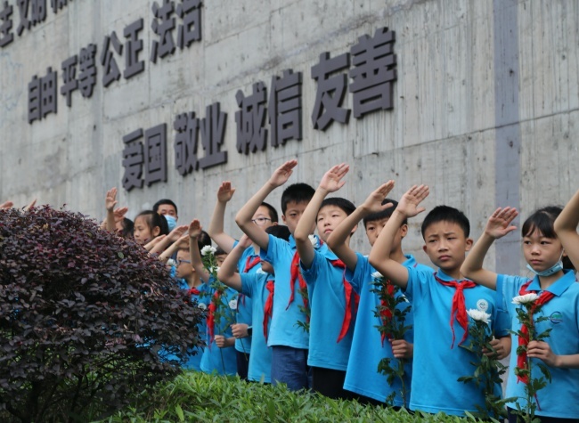 Heroic Teacher Wang Hongxu Bid Emotional Farewell by School and Public