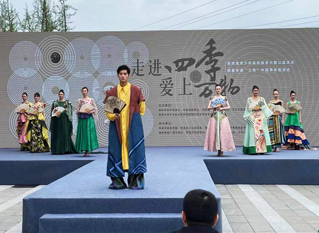 Experts Guide Chongqing, HK and Macau Youth in Natural and Cultural Heritage in Rongchang