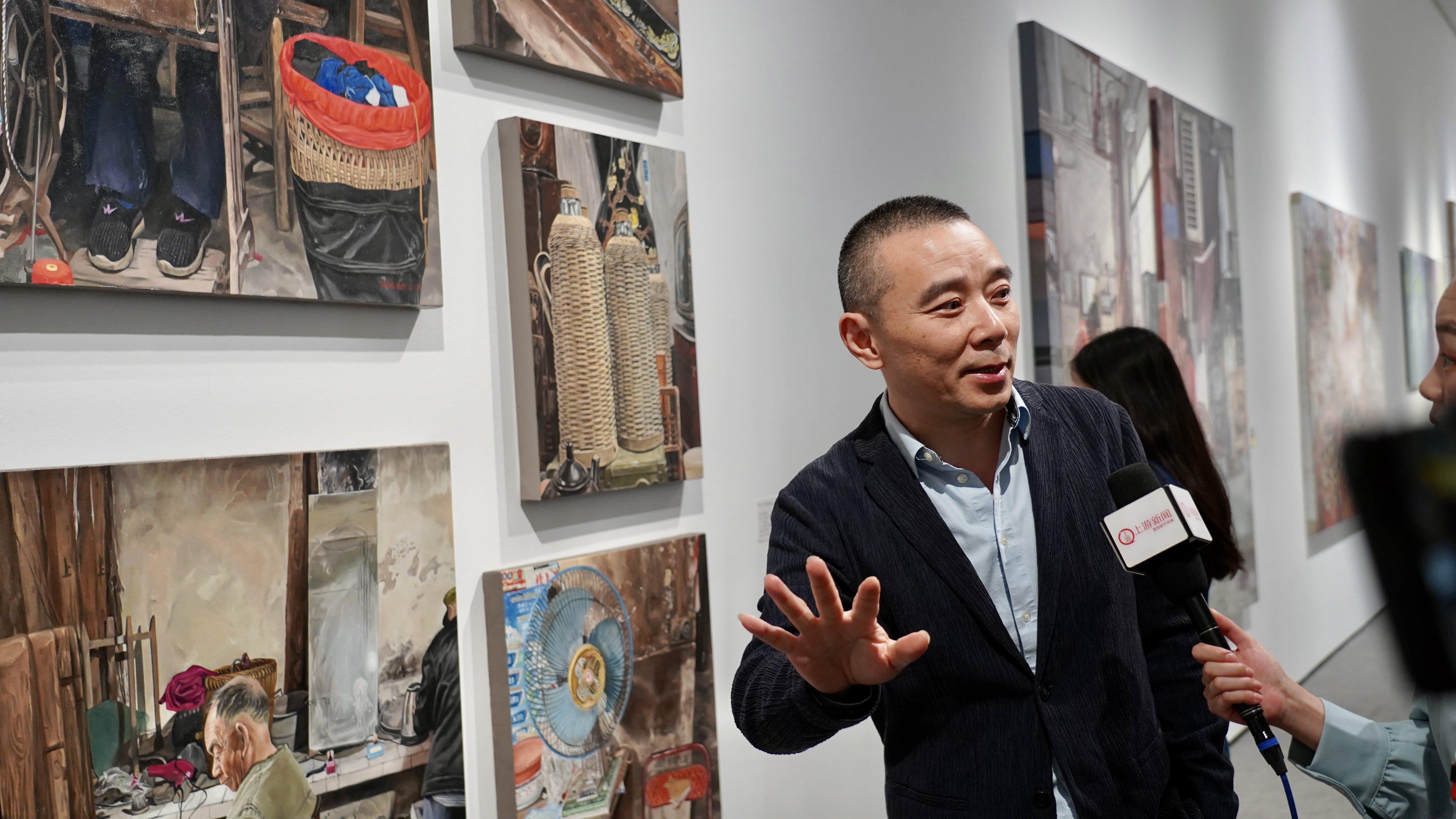 Jiao Xingtao, the Deputy Director of SCFAI, was doing a live stream at the exhibition. (iChongqing\Eiko Cheng)