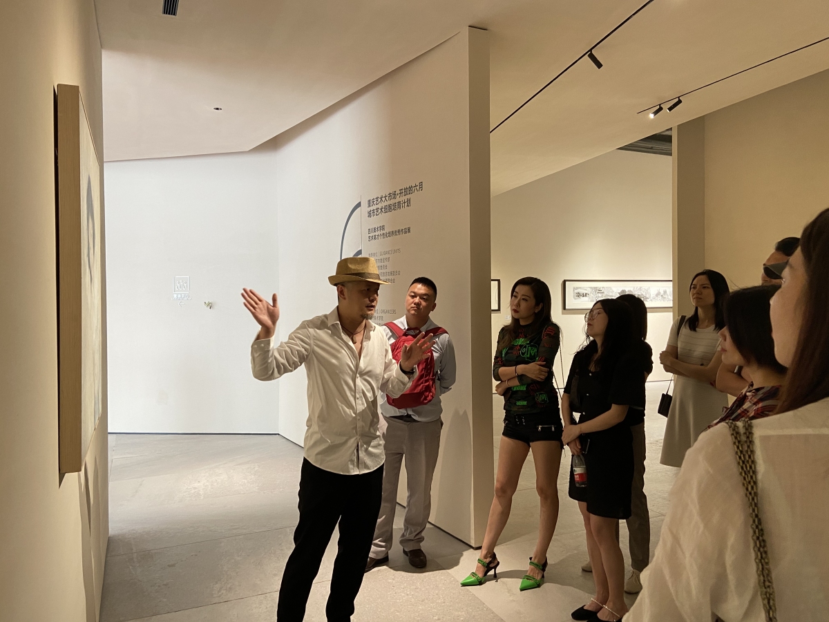 A professor of the SCFAI Individualized Training Featured Studio was introducing artworks to visitors.(Photo by Eiko Cheng\ iChongqing)