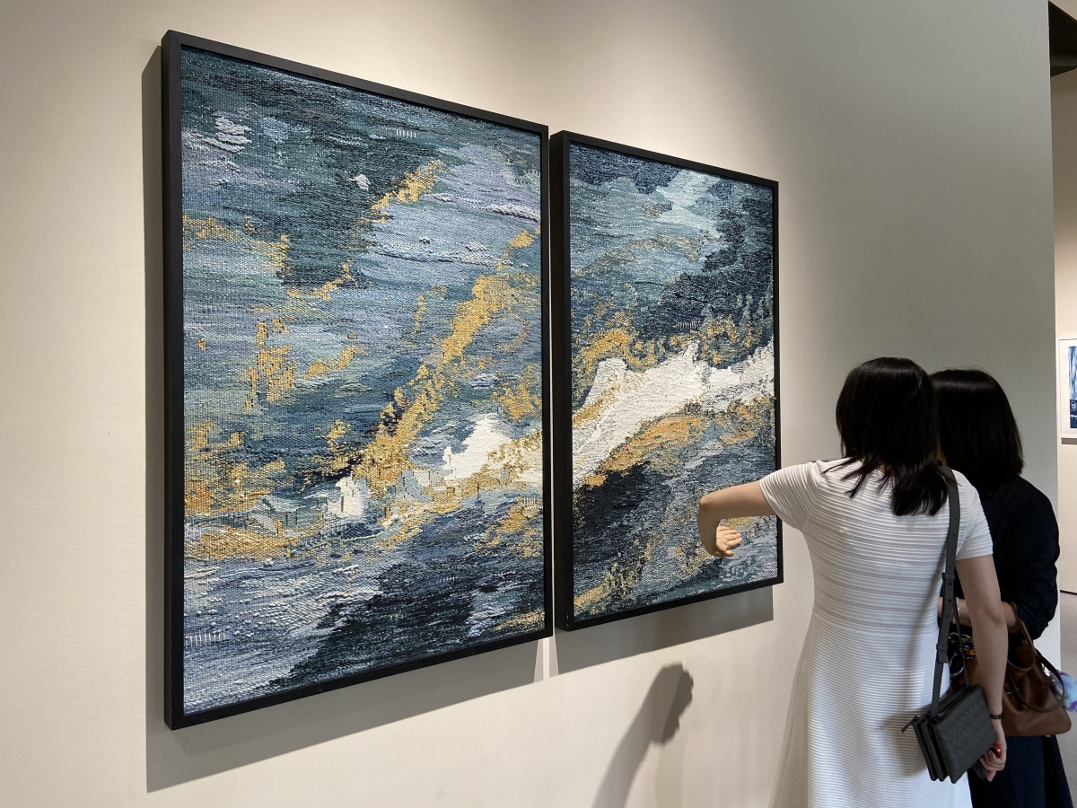 Visitors were appreciating artworks. (Photo by Eiko Cheng\ iChongqing)
