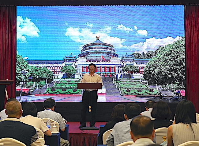 Chongqing Gov't Officials Brief Cross-Straits Joint Interview Delegation Local Conditions