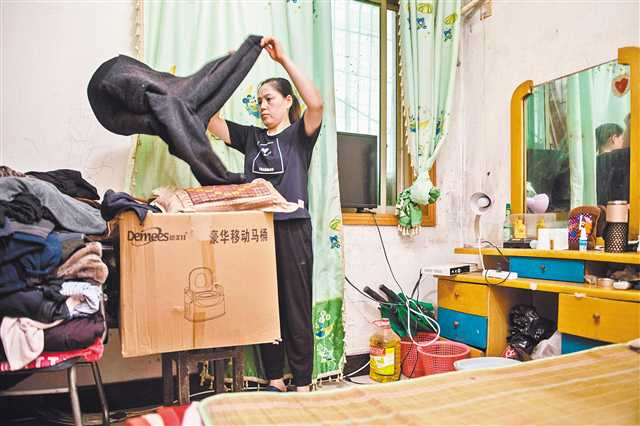 Zhou Qianhui is cleaning Ke Ruilin’s room in Renhe Street, Liangjiang New Area. June 27 (Chongqing Daily/ Cui Li)