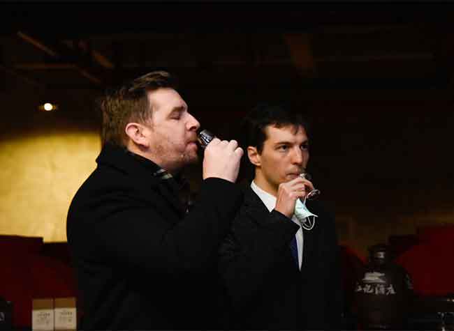 Consul General of Hungary Visits Chongqing Local Winery