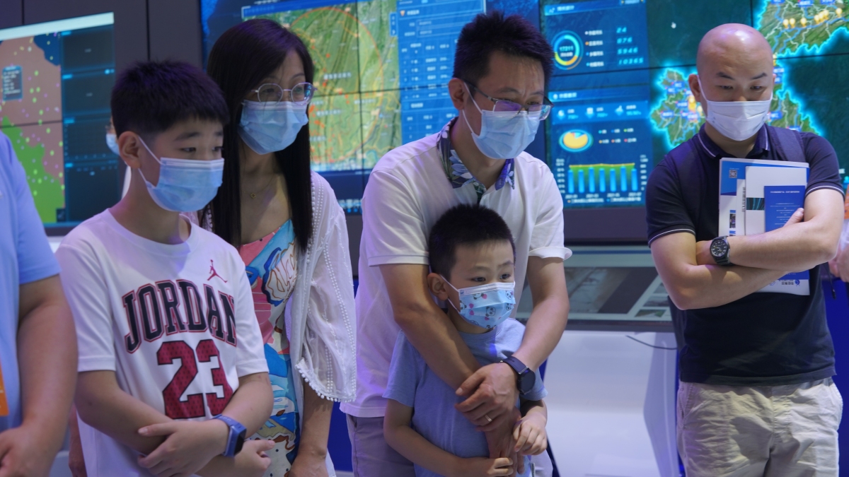 Visitors at Smart China Expo 2021(iChongqing\Wang Xiaoyan)