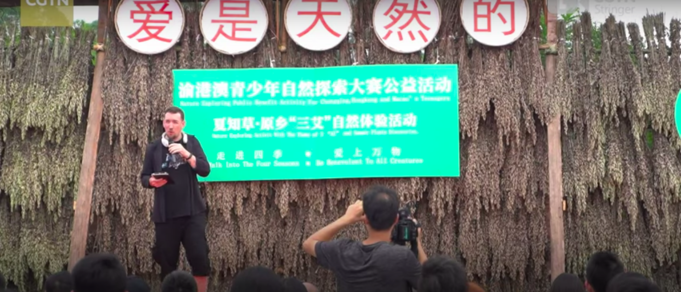 Jorah Kai reads from his new book Amoes Goes Elsewhere to students from Chongqing, Hong Kong and Macao in Tongliang Village.