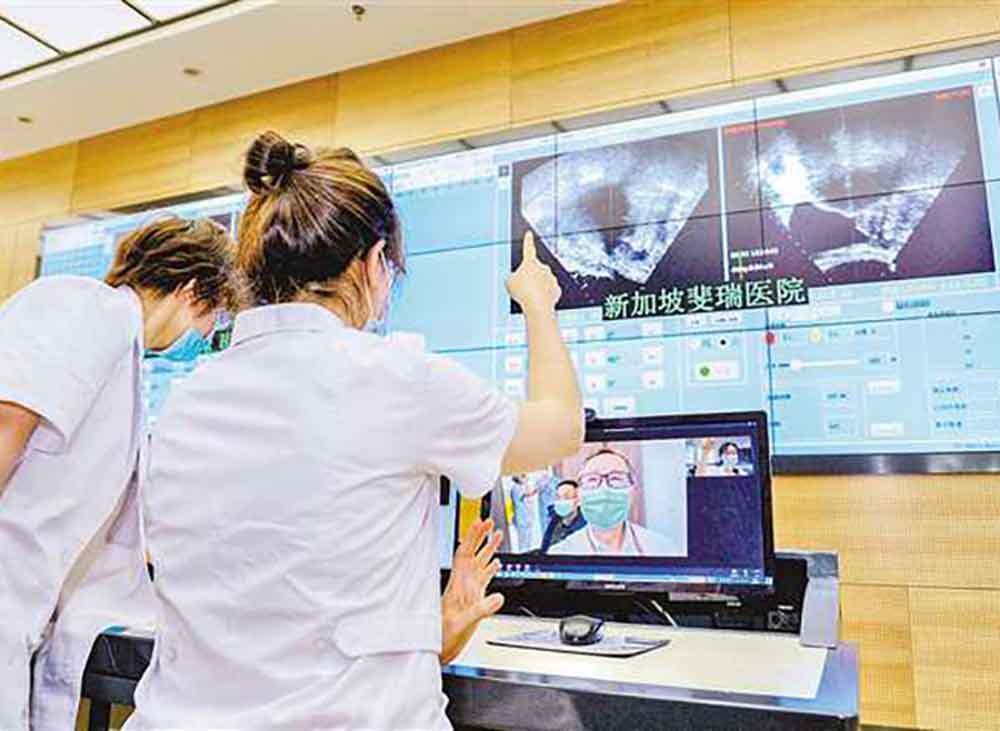 In Haifu Medical, located in Liangjiang New District, doctors conduct remote consultations through the Sino-Singapore data channel to connect with Singapore Ferui Hospital. (Phpto provided to iChongqing)